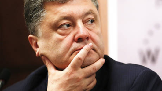 Тонущий Порошенко все же прогнулся под Россию