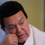 Кобзон иссох и ходит с трудом